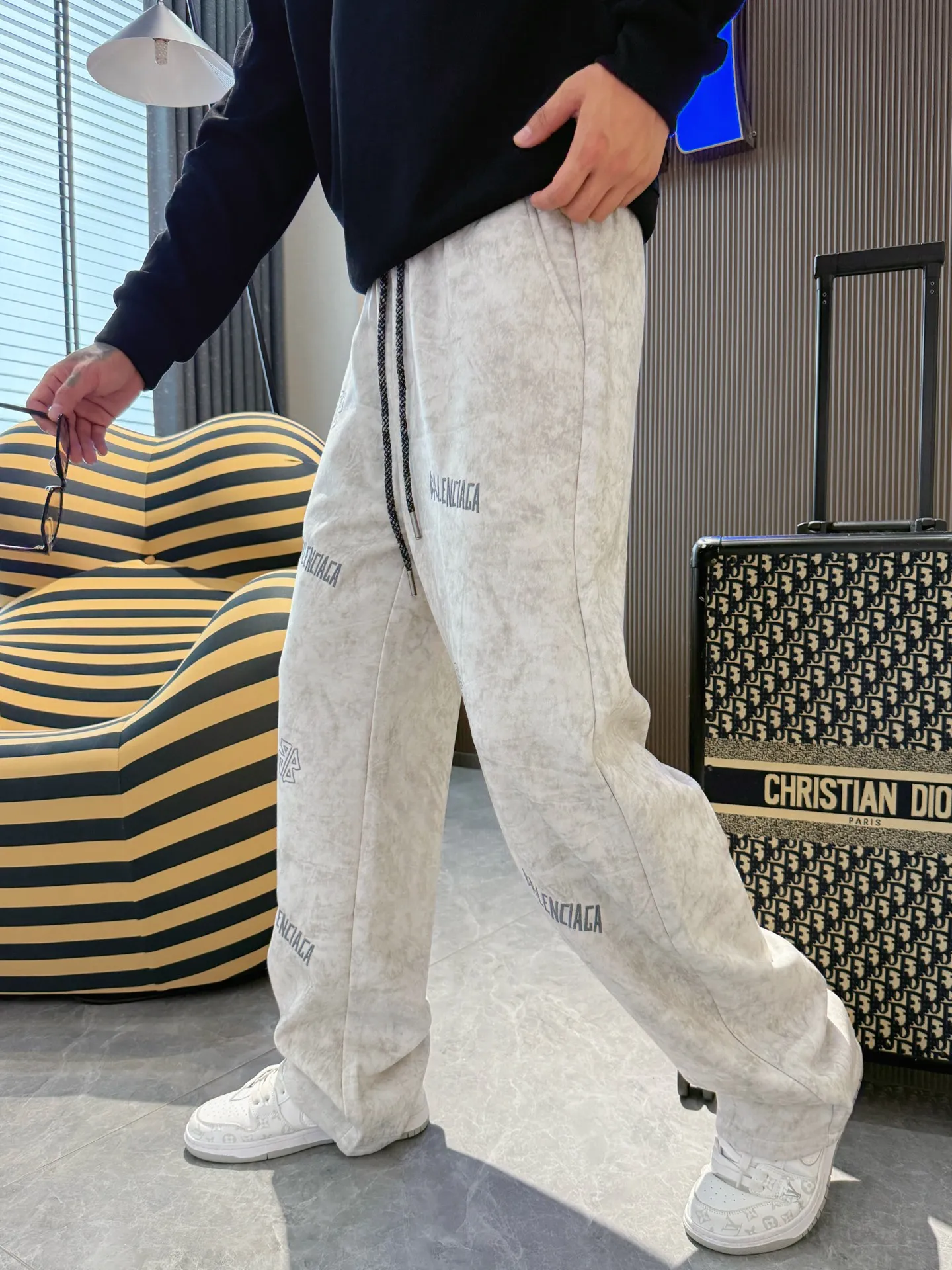 Balenciaga 🆕2026 Autumn and Winter New Arrival Casual Pants! The official website will be released simultaneously. Brand Classic LOGO casual pants, customized fabrics, excellent comfort and strong touch. Highly recognisable, perfect appearance and craftsmanship. Size:M-3XL